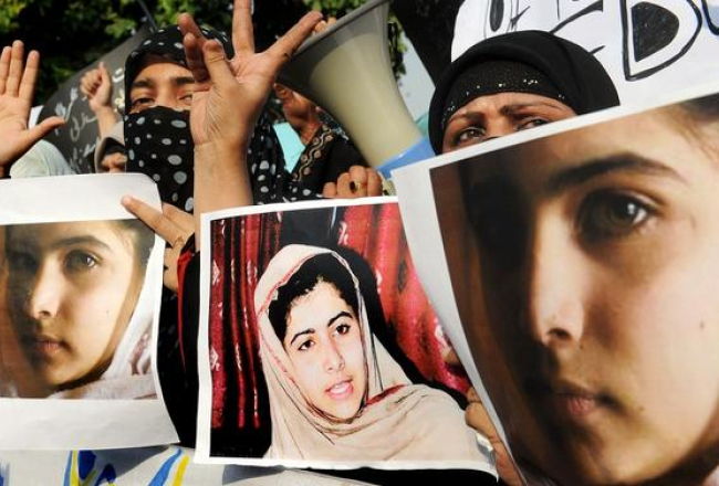 Protesta akcija Lahoras pilsētā Pakistānā pret talibiem, kuri sašāva 14 gadus veco cilvēktiesību aktīvisti Malalu Jusufzaji. Foto: AFP/LETA