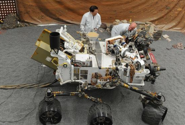 Zinātnieki pie "The Curiosity" modeļa NASA centrā. Foto: AFP/LETA