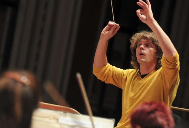 Diriģents Mārtiņš Ozoliņš mēģinājuma laikā