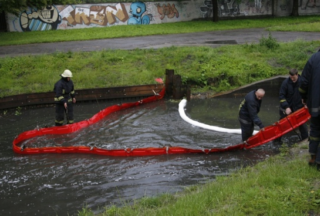 Piesārņojuma savākšana Mārupītē. Foto: Mārtiņš Zilgalvis, F64