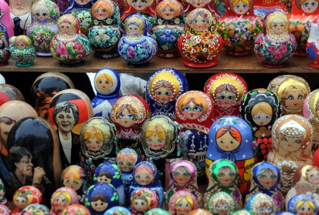 Krievu tradicionālie suvenīri - lellītes matrjoškas - jau gadiem "dzīvo" Vecrīgā, Skārņu ielā. Foto: Lita Krone, LETA
