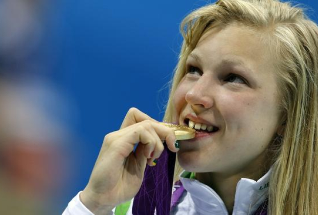 Rūta Meilutīte ar Londonas olimpisko zeltu. Foto: EPA/LETA