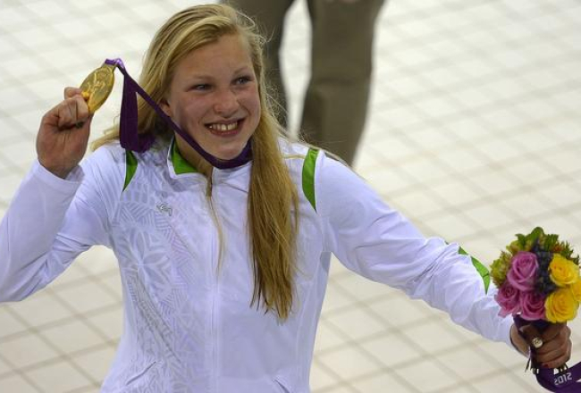 Ruta Meilutīte ar olimpisko zelta medaļu. Foto: AFP/LETA