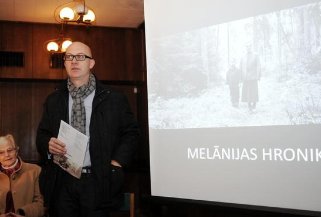 Rakstnieces Melānijas Vanagas vedakla Rūta Vanaga un filmas producents Gints Grūbe pērn piedalās preses konferencē bijušajā VDK ēkā par topošo Viestura Kairiša spēlfilmu "Melānijas hronika". Foto: Lita Krone, LETA