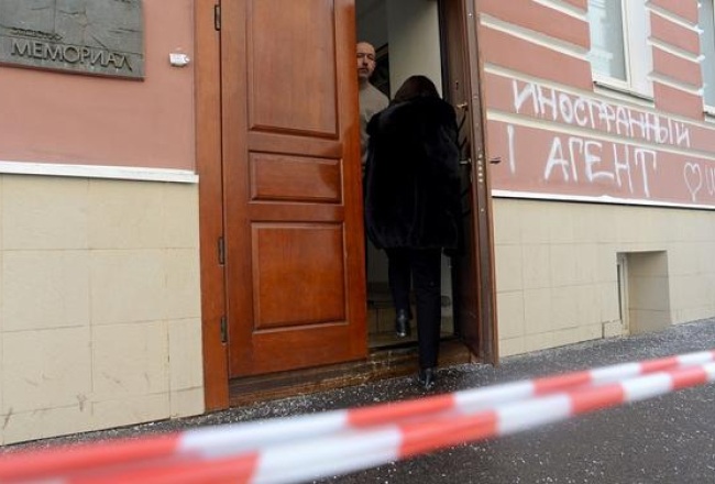 Krievijas nevalstiskās organizācijas "Memoriāls" nama sienu kāds putinpaklausīgs pilsonis aprakstījis ar uzrakstu: "Ārvalstu aģents. USA". Foto: AFP/LETA