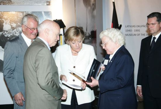 Vācijas kanclere Angela Merkele Okupācijas muzejā. Autors: Mārtiņš Zilgalvis, F64