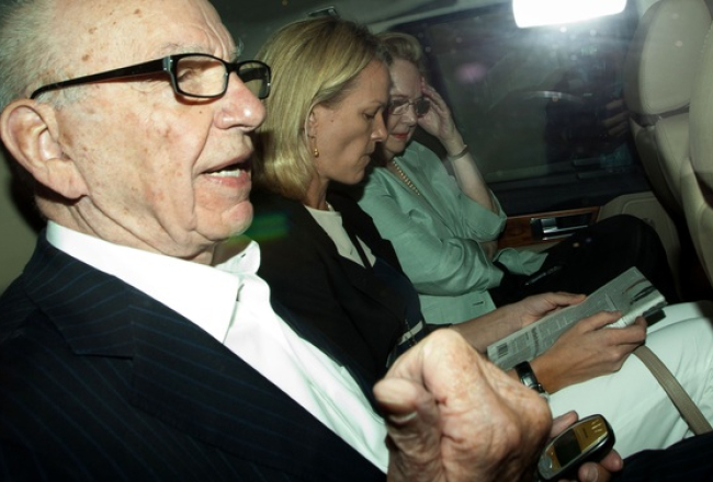 Ruperts Mērdoks ar meitu Elizabeti ierodas Londonā. Foto: AFP/LETA
