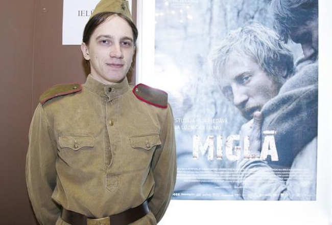 Filmas "Miglā" pirmizrādē kinoteātrī sagaidīja padomju armijas formas tērpos. Foto: Emīls Desjatņikovs, F64