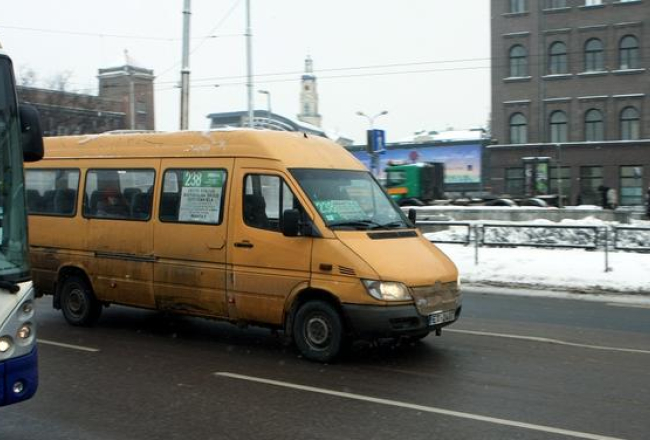 Mikroautobuss Rīgas ielās. Foto: Edijs Pālens, LETA