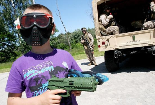 Puikam patīk spēlēt kariņu. Šis foto gan nav tapis Krievijā, bet tepat Latvijā pērn militārajās mācībās "Saber Strike". Foto: Kaspars Krafts, F64