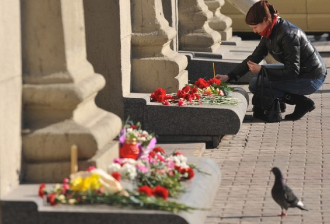 Iedzīvotāji noliek ziedus pie teroraktā cietušās metro stacijas. Avots: AFP/LETA