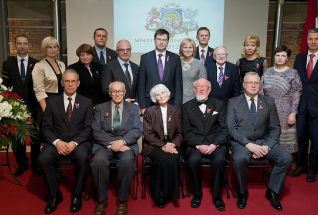 MK balvu laureāti kopā ar Ministru prezidentu Valdi Dombrovski un valdības locekļiem. Foto: Toms Norde, Valsts kanceleja