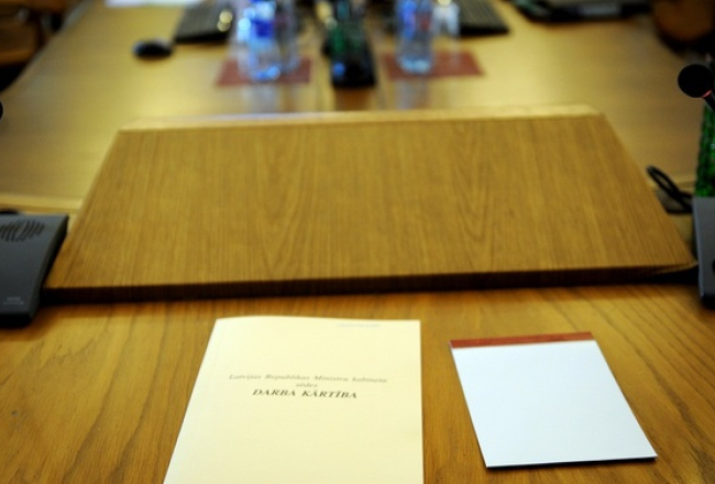 Ministru kabineta darba kārtība premjeram uz galda. Foto: Lita Krone, LETA