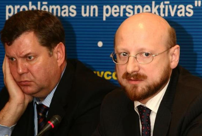 Krievijas polittehnologs Modests Koļerovs (no labās) 2005.gadā kopā ar Jāni Urbanoviču piedalās Baltijas forumā. Foto: Mārtiņš Plūme, LETA