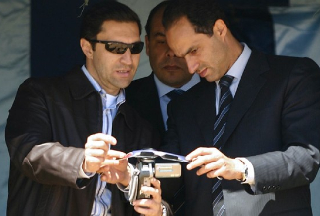Mubaraka dēli Alaa (K) un Gamals (L). Avots: AFP/LETA