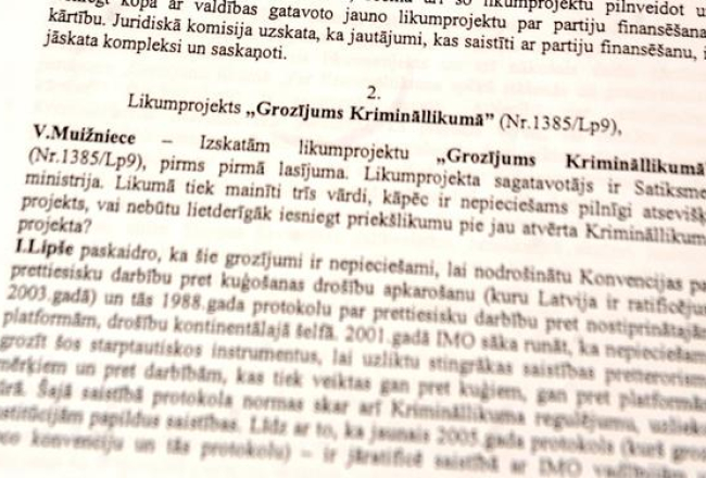 Bijusī Saeimas Juridiskās komisijas priekšsēdētāja un Tautas partijas deputāte Vineta Muižniece, iespējams, parlamenta darbības laikā viltojusi komisijas sēdes protokolu, lai kavētu grozījumus Krimināllikumā, kas saistīti ar partiju nelikumīgu finansēšanu. Foto: Lita Krone, LETA