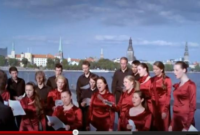 Ekrānšāviņš no "My Song" video.