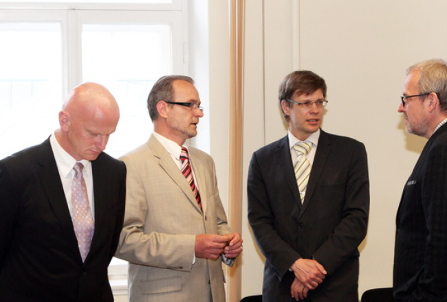 No kreisās: Nacionālās apvienības pārstāvji Gaidis Bērziņš, Dzintars Rasnačs, Einārs Cilinskis, Roberts Zīle. Foto: Kaspars Krafts, F64