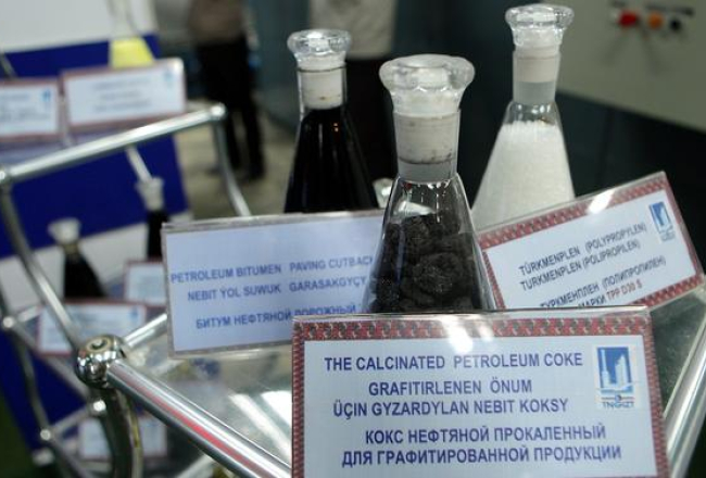 Naftas produktu paraugi Turkmenbaši naftas pārstrādes rūpnīcā, kur viesojās Latvijas Valsts prezidents. Foto: Ieva Čīka, LETA