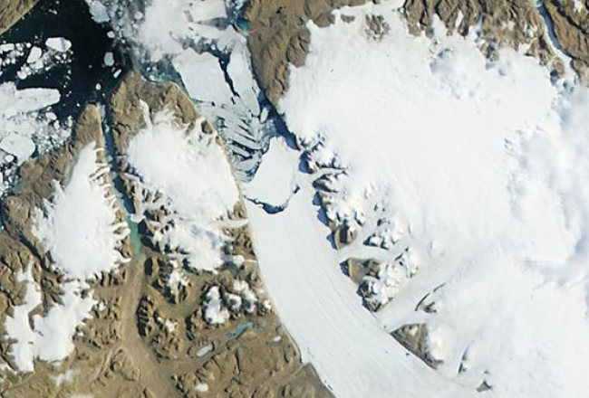 NASA satelītattēlā redzams Grenlandes Petermana ledājs ar plaisām, ko radījušas klimata pārmaiņas. Foto: AFP/LETA