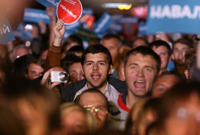 Opozīcijas pārstāvja Alekseja Navaļnija atbalstītāji mītiņā Bolotnajas laukumā. Foto: ITAR-TASS/LETA