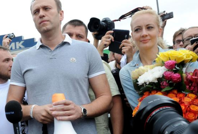 Aleksejs Navaļnijs kopā ar sievu un sagaidītājiem Maskavas dzelzceļa stacijā. Foto: AFP/LETA