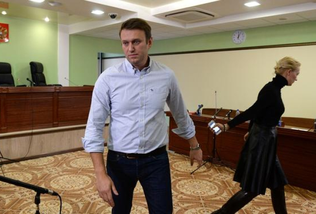 Aleksejs Navaļnijs ar sievu tiesas zālē pēc sprieduma nolasīšanas. Foto: AFP/LETA