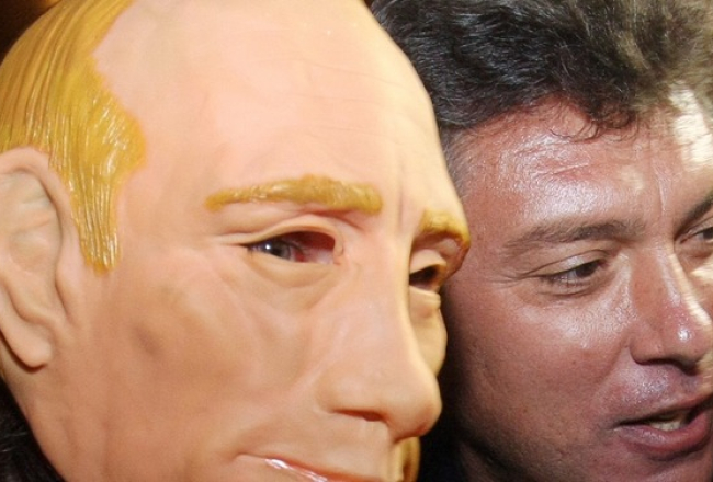 Boriss Ņemcovs un Krievijas premjerministra Vladimira Putina maskā tērpies opozicionārs ''31.datuma'' mītiņā Maskavā 2010.gada 31.oktobrī. Foto – EPA/LETA