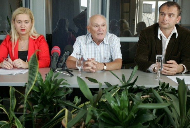 NEPLP pārstāvji Dace Buceniece, Ābrams Kleckins (C), LTV ģenerāldirektors Edgars Kots. Foto: Lauris Vīksne, F64