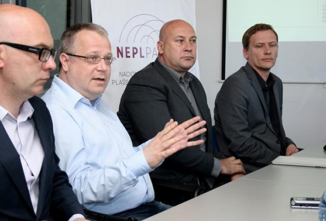Nacionālā elektronisko plašsaziņas līdzekļu padomes (NEPLP) loceklis Gints Grūbe (no kreisās), NEPLP priekšsēdētājs Ainārs Dimants, Latvijas Televīzijas valdes priekšsēdētājs Ivars Belte un Latvijas Radio valdes loceklis Jānis Siksnis. Foto: Andrejs Baburovs, LETA