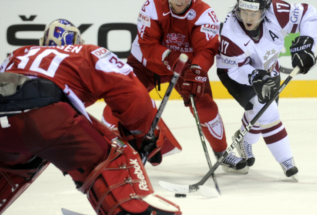 Izlases uzbrucējs Aleksandrs Ņiživijs (L) ar dāņu hokejistiem. Foto: Romāns Kokšarovs, F64