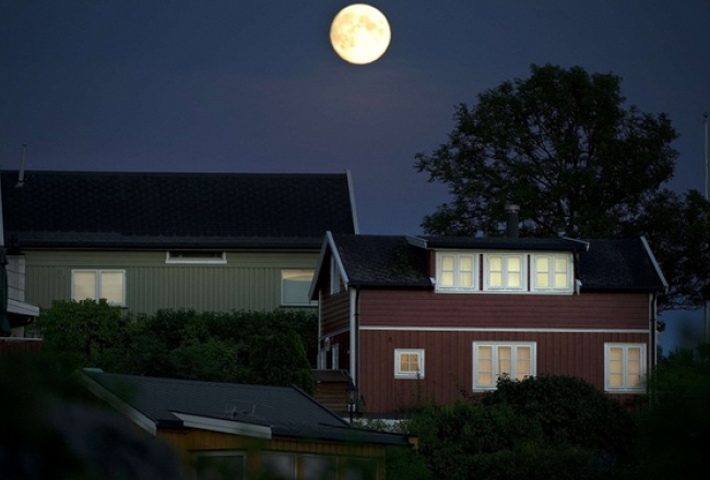 Pilnmēness Norvēģijas salās. Foto: AFP/LETA