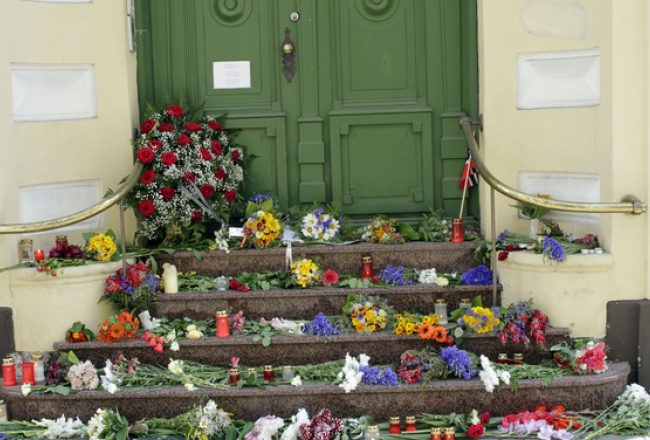 Ziedi pie Norvēģijas vēstniecības Rīgā. Foto: Jānis Saliņš, F64