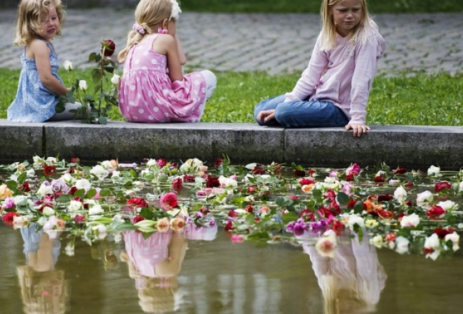 Ziedi Norvēģijas slaktiņa upuriem. Foto: AFP/LETA