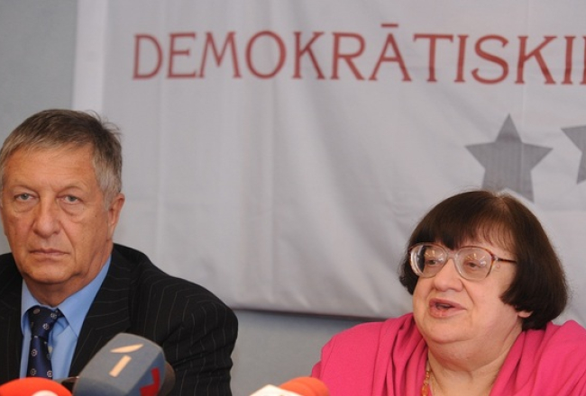 Maskavas Valsts Universitātes profesors Konstantīns Borovojs un partijas "Demokrātiskā savienība" dibinātāja, disidente Valērija Novodvorskaja piedalās Krievijas režīma opozicionāru preses konferencē. Foto: Evija Trifanova, LETA