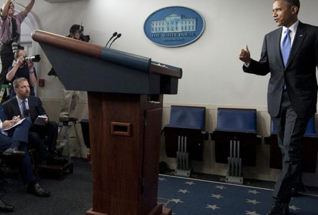 ASV prezidents Baraks Obama žurnālistiem preses konferencē rāda paceltu īkšķi. Foto: AFP/LETA