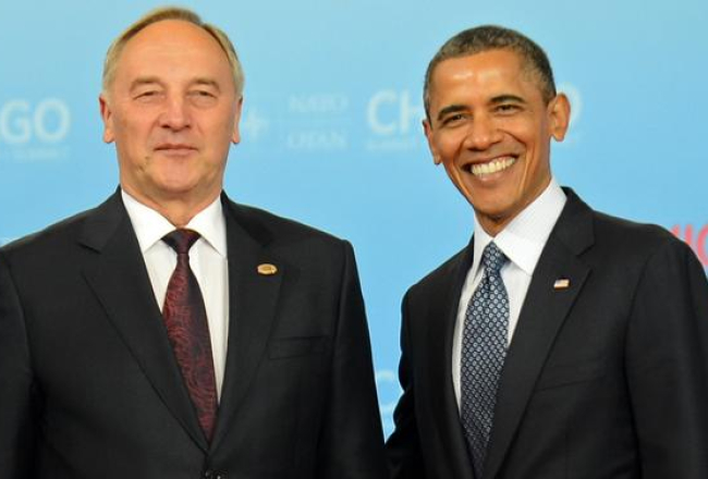 Prezidents Andris Bērziņš 2012.gadā tikšanās laikā ar ASV valsts galvu Baraku Obamu. Foto: AFP/LETA