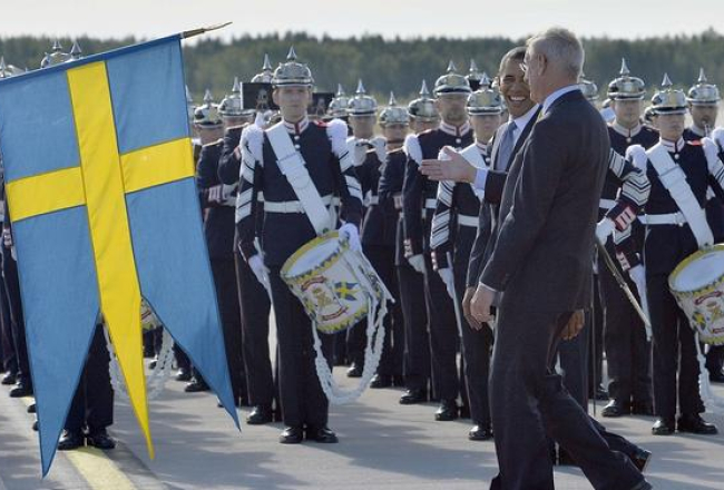 ASV prezidentu Baraku Obamu vizītē Stokholmā sagaida Zviedrijas ārlietu Karls Bilts. Foto: AFP/LETA