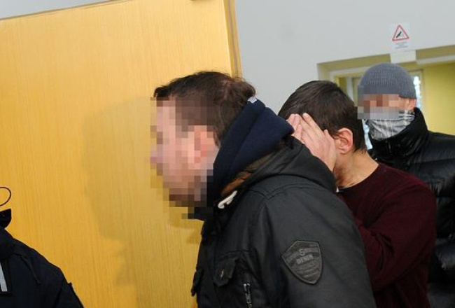 Aizturētais vīrietis, kuru policija tur aizdomās par sešu cilvēku saduršanu Olainē, tiek konvojēts uz Rīgas rajona tiesas sēdi. Foto: Evija Trifanova, LETA