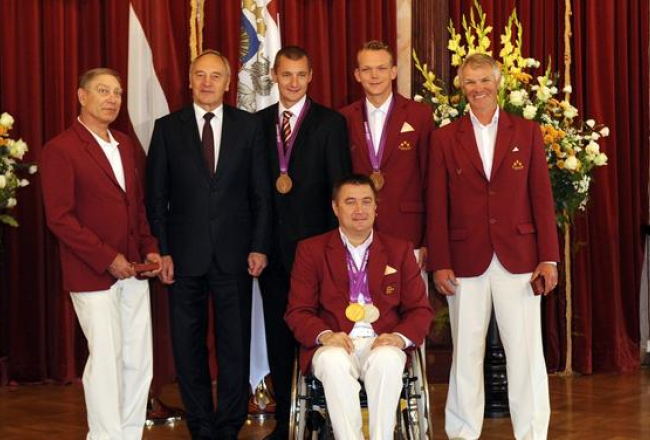 Latvijas olimpieši - gan Londonas olimpisko spēļu medaļnieki, gan Paraolimpisko spēļu uzvarētāji pieņemšanā pie Valsts prezidenta. Foto: Romāns Kokšarovs, F64
