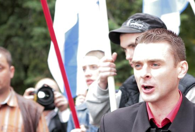 Jevgeņijs Osipovs saka uzrunu 2007.gadā sapulcē pie Barklaja de Tolli pieminekļa Rīgā. Foto: Ieva Čīka, LETA