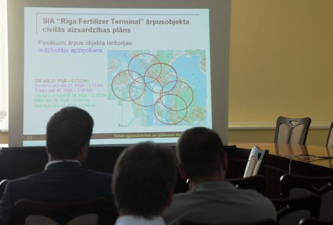 Kundziņsalā topošā SIA "Riga fertilizer terminal" minerālmēslu īslaicīgās uzglabāšanas un pārkraušanas kompleksa ārpusobjekta civilās aizsardzības plāna sabiedriskā apspriešana. Foto: Ieva Čīka, LETA