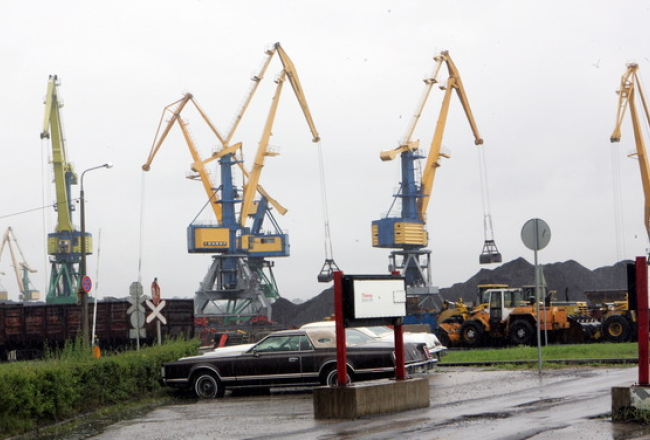 Rīgas ostā iekrauj un izkrauj kravas. Foto: Kaspars Krafts, F64
