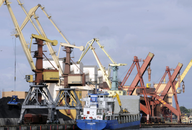 Ventspils Brīvosta. Foto: Romāns Kokšarovs, F64