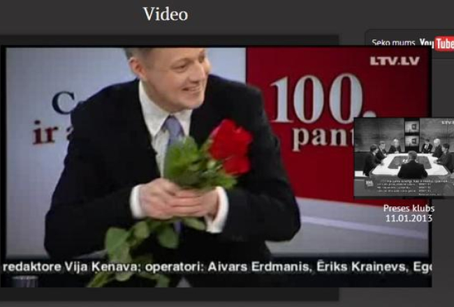 LTV raidījuma "100.panta preses klubs" vadītājs Otto Ozols ar sarkanajām rozēm Ingunai Sudrabai. Ekrānšāviņš no LTV.lv