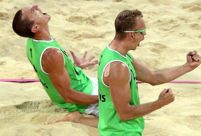 Mārtiņš Pļaviņš un Jānis Šmēdiņš priecājas par uzvaru. Foto: EPA/LETA
