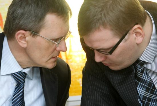Finanšu ministrs Andris Vilks (no kreisās) un Ekonomikas ministrijas valsts sekretārs Juris Pūce. Foto: Edijs Pālens, LETA