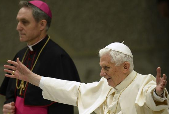 Romas pāvests Benedikts XVI pateicas ticīgajiem un aicina lūgties. Foto: AFP/LETA