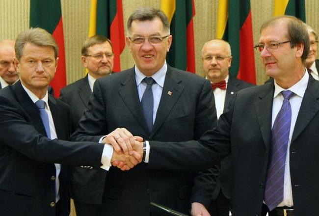 Pērnruden trīs politiķi vienojas valdības veidošanai - Rolands Pakss (no kreisās), sociāldemokrātu līderis Aļģirds Butkevičs un Viktors Uspaskihs. Foto: AFP/LETA