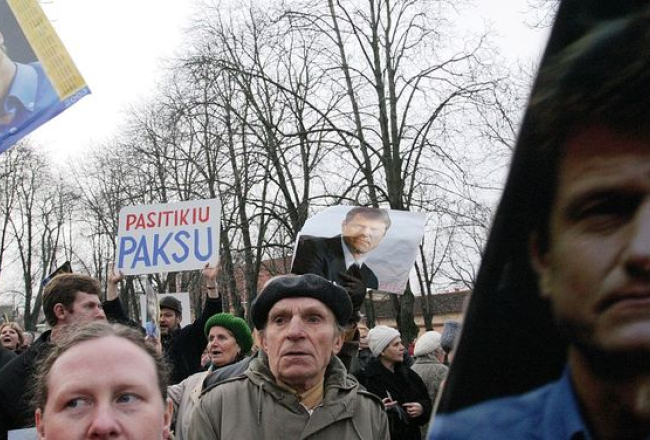 Rolanda Paksa atbalsta mītiņš 2003.gada novembrī Viļņā. Foto: Kestutis Vanagas, F64